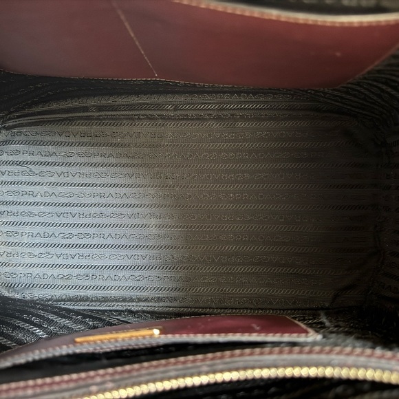 🍁SOLD🍁 Prada Saffiano Bag - Picture 7 of 17